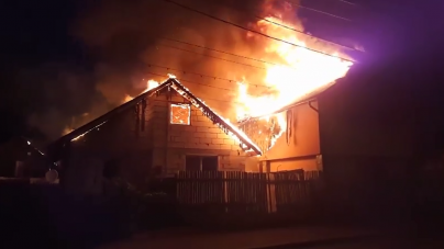 Incendiu la două imobile vecine din Baia Mare