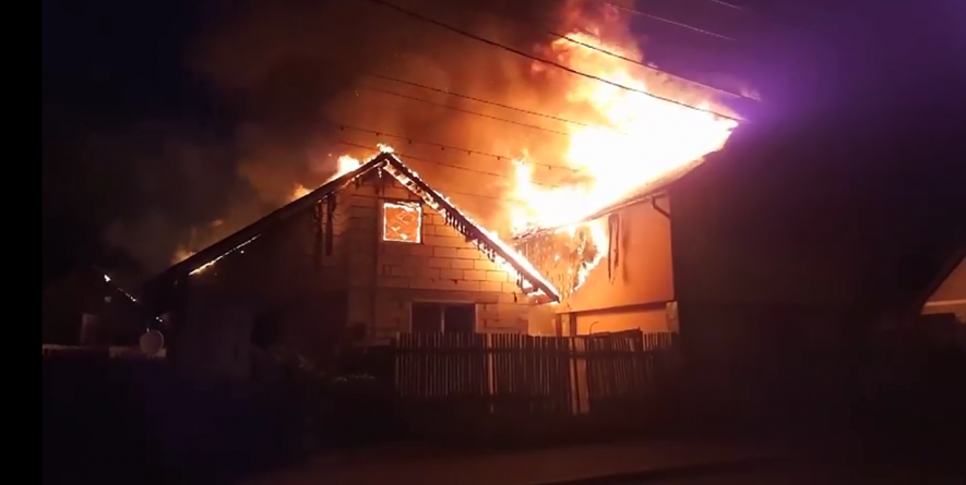 Incendiu la două imobile vecine din Baia Mare