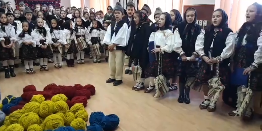 Gest inedit de Centenar: artista populară Maria Zapca a pus la dispoziția copiilor lână tricolor