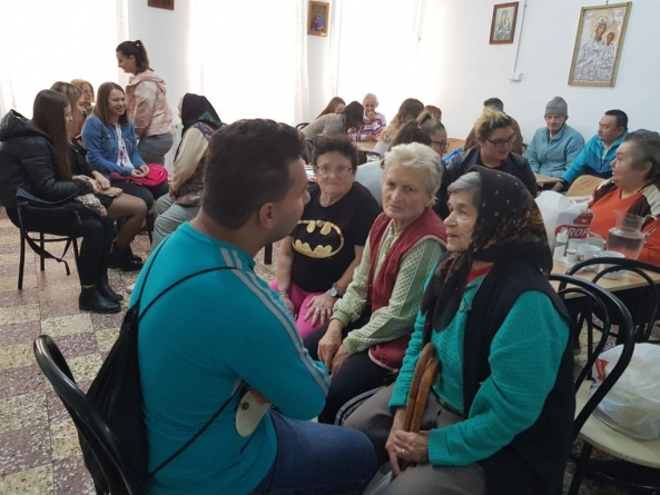 Liceenii le-au dus zâmbete și daruri bunicilor de la Căminul pentru vârstnici din Baia Sprie (GALERIE FOTO)