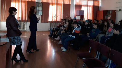 Jumătate dintre adolescenți beau și un sfert fumează