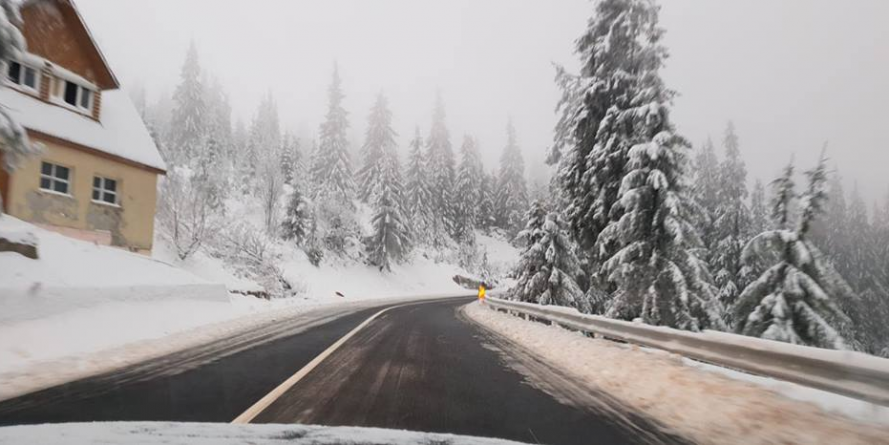 Carosabil cu zăpadă în Pasul Prisop