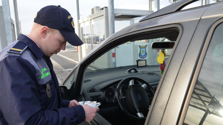 TUPEU. S-a  legitimat cu cartea de identitate a unei persoane cu care nici măcar nu semăna