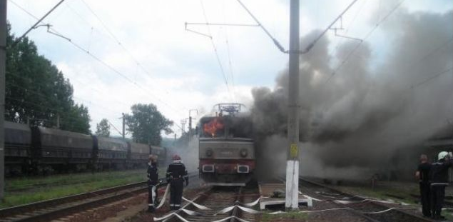 O altă locomotivă a luat foc în Săcel