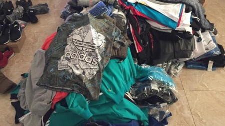 Cum a fost desființat un magazin mobil cu haine contrafăcute