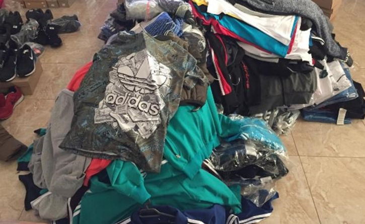 Articole vestimentare contrafăcute găsite de polițiști într-un autovehicul
