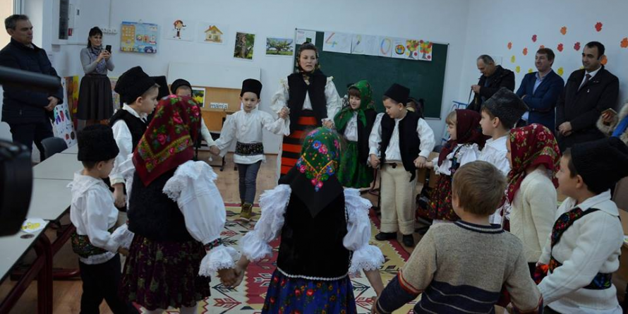 Școlile care vor opțional de folclor trebuie să depună cereri până la finalul lunii februarie