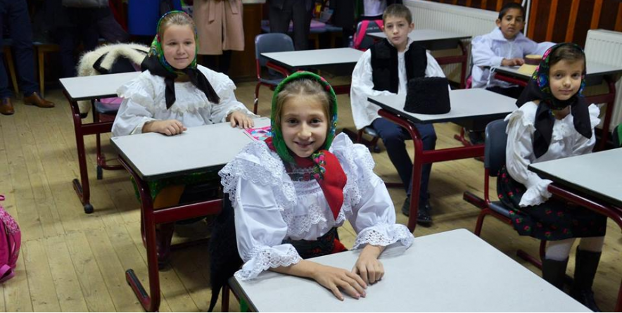 Început bun: în două școli maramureșene se studiază folclorul ca materie opțională (GALERIE FOTO)