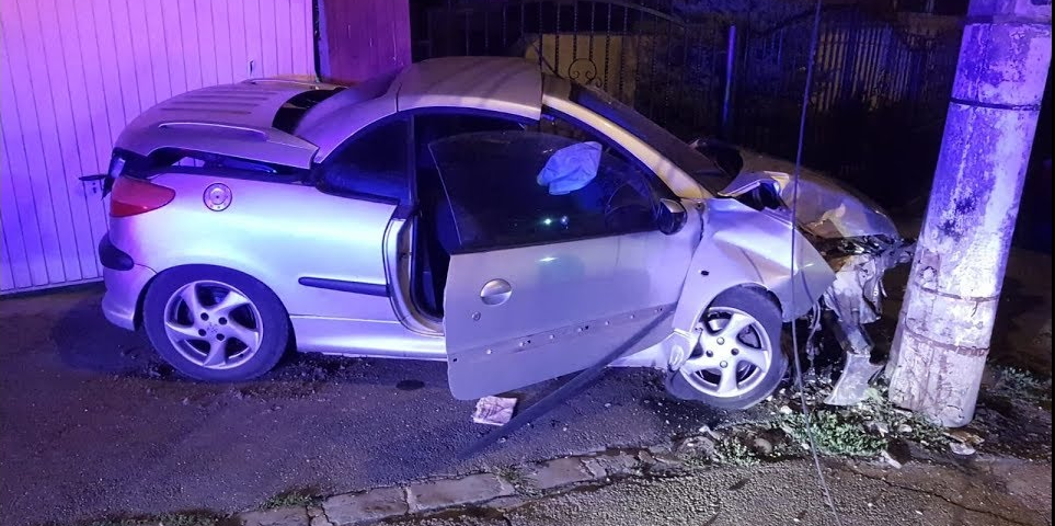 A ațipit la volan și a intrat într-un stâlp