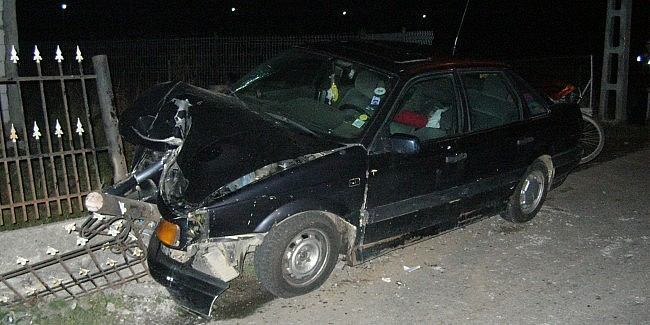 A blocat traficul, după ce a lovit cu mașina o bordură, două indicatoare rutiere și un stâlp