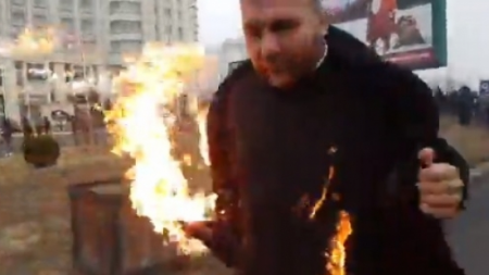 Un preot și-a dat foc în timpul sfințirii Catedralei Naționale