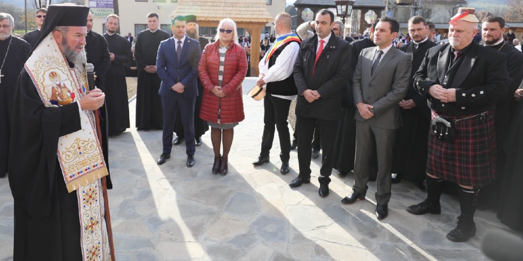 Un scoțian cu kilt și cu clop maramureșean a participat la hramul bisericii din Bârsana