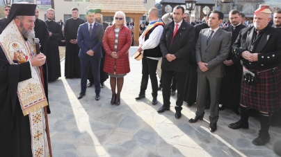 Un scoțian cu kilt și cu clop maramureșean a participat la hramul bisericii din Bârsana