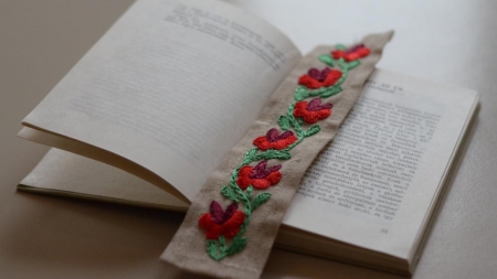 „Centenarul într-un semn de carte”