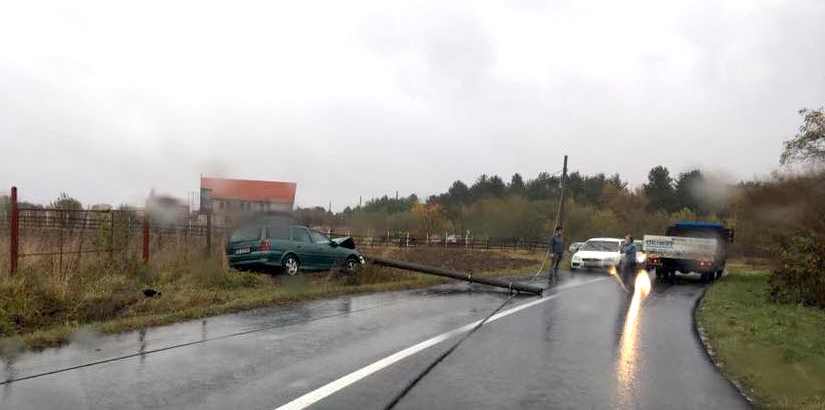 A doborât stâlpul pe carosabil, blocând traficul pe DN 18