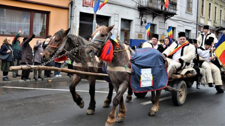 ”DRUMUL UNIRII”. Convoiul de căruțe trase de cai a pornit azi spre Alba Iulia (GALERIE FOTO)