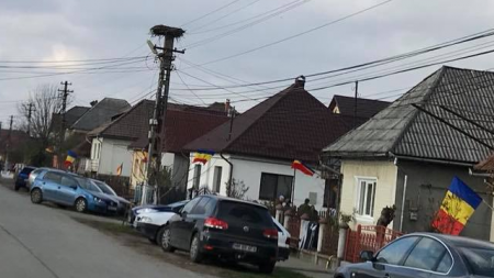 Una caldă, alta rece la… Recea: tricolor pentru fiecare gospodărie și teren de sport vandalizat în Lăpușel (VIDEO)