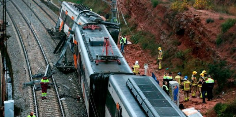 Un tren cu 133 de navetiști  a deraiat  marți dimineață