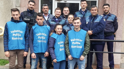 Polițiști urmăriți de liceeni (GALERIE FOTO)