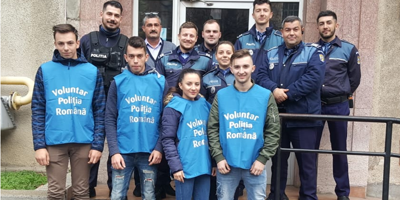 Polițiști urmăriți de liceeni (GALERIE FOTO)