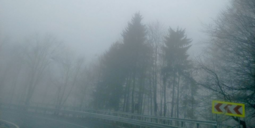 Vizibilitate redusă de ceață, sub 100 de metri, în Pasul Prislop