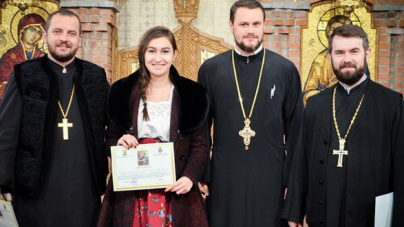 Trei titluri consecutive obținute de o elevă la concursul de icoane pe sticlă