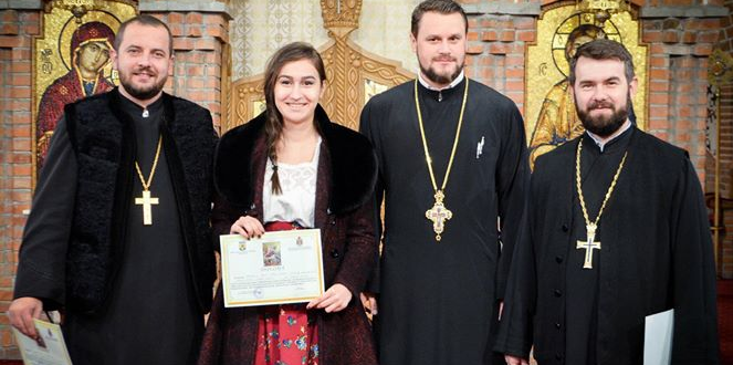 Trei titluri consecutive obținute de o elevă la concursul de icoane pe sticlă