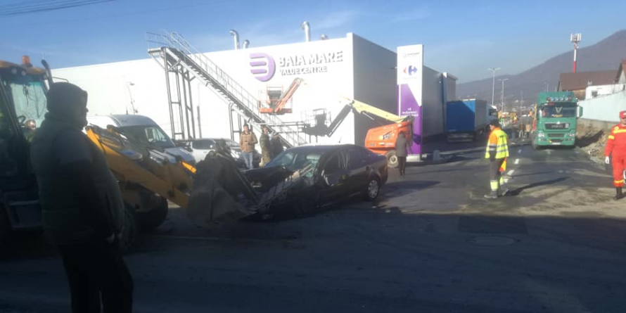 Ciocnire dezechilibrată: buldoexcavator cu lamă versus autoturism (GALERIE FOTO)