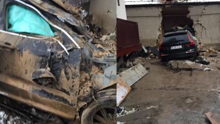 A murit, după ce a intrat cu mașina într-o casă din Seini (GALERIE FOTO)