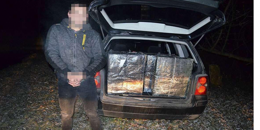 Ţigări ucrainiene trecute peste graniţă cu drona  și lansate în cimitir (VIDEO)