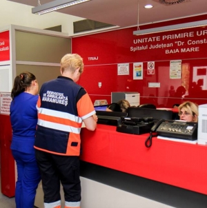 Scandaluri în toată regula: În județul Maramureș un bărbat și-a agresat propria mamă în fața Spitalului Județean! Un altul a provocat chiar la Urgență tărăboi!