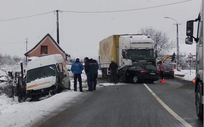 Un bărbat a murit după ce mașina în care se afla a intrat într-un tir