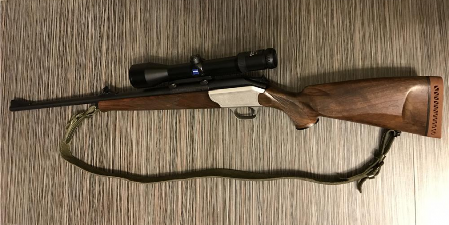 A fugit cu pușca de sub nasul polițistului și s-a dat prins doar după focurile de avertisment