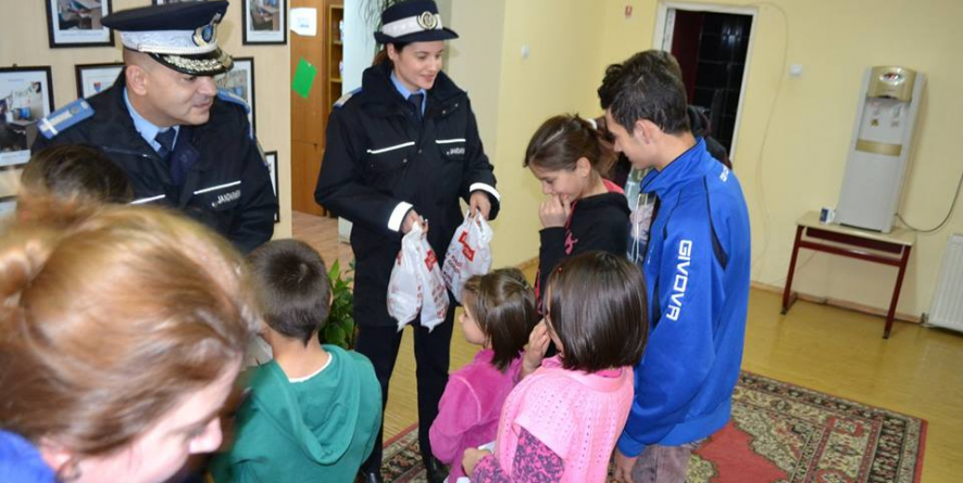Moș Nicolae adus de jandarmi la o casă de copii