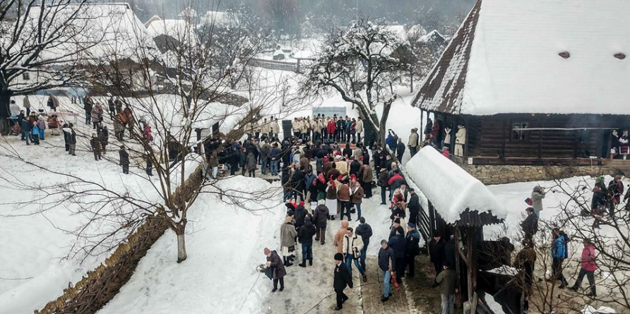 Ploaie în luna lu’ decembre, la ”Crăciun în Maramureș”(GALERIE FOTO)