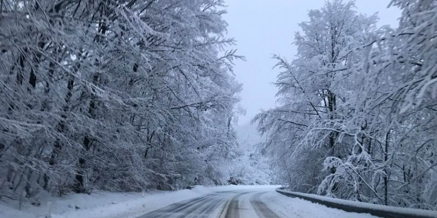 Zi un pic mai caldă și cu ninsori pe arii relativ extinse