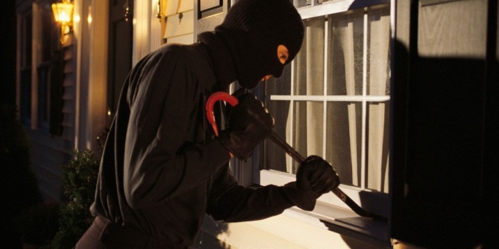 Doi cetățeni vigilenți au pus pe fugă doi hoți nocturni