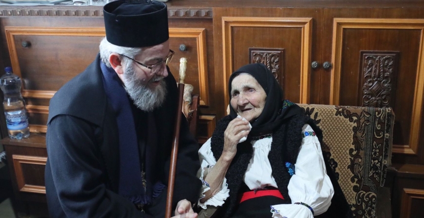 Episcopul Iustin, în vizită la doi bătrâni de 100 de ani (GALERIE FOTO)