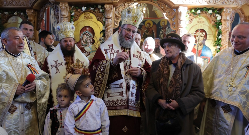 Episcopul Iustin, la târnosirea bisericii cu hramul ”Sfântul Andrei” (GALERIE FOTO)