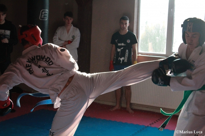 Bătaie generală într-o sală de sport, sub pretextul Centenarului (GALERIE FOTO)