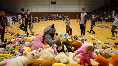Peste 2000 de jucării de pluș donate de Wild Cats unor copii nevoiași (GALERIE FOTO)