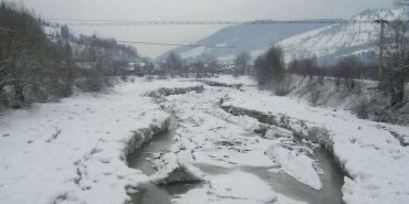 Ceață la șes, poduri de gheață și sloiuri în albia râurilor