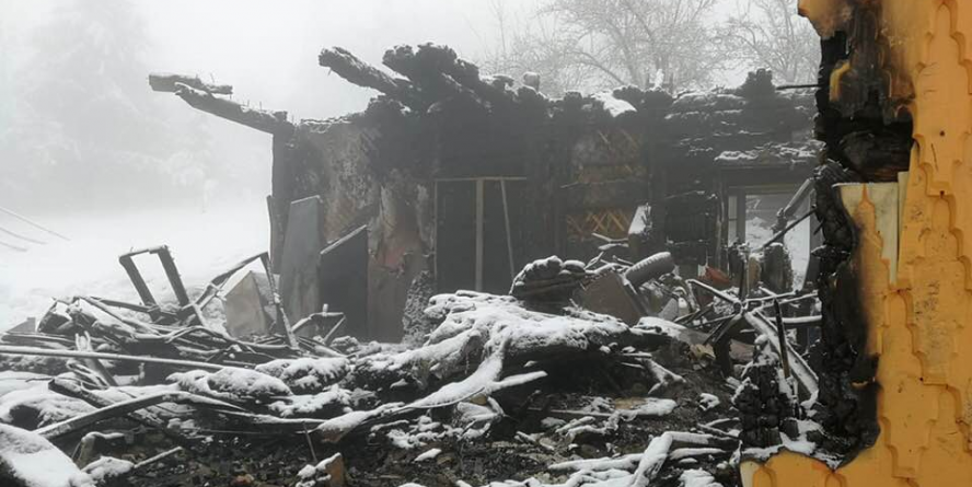 S-au deschis conturi pentru ajutorarea familiei din Moisei, rămasă sub cerul liber după ce i-a ars casa (GALERIE FOTO)