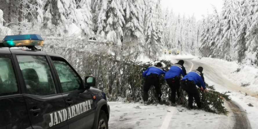 Pasul Prislop, scos din impas de către jandarmi