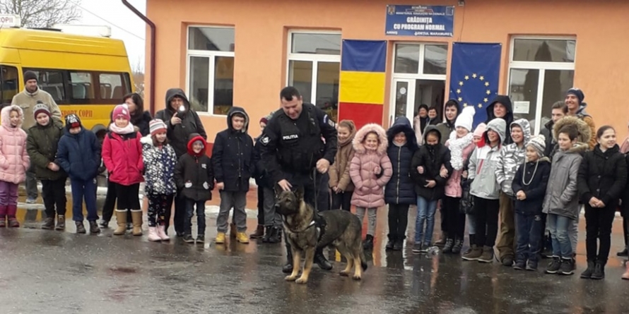 Școala din Ariniș, călcată de polițiști