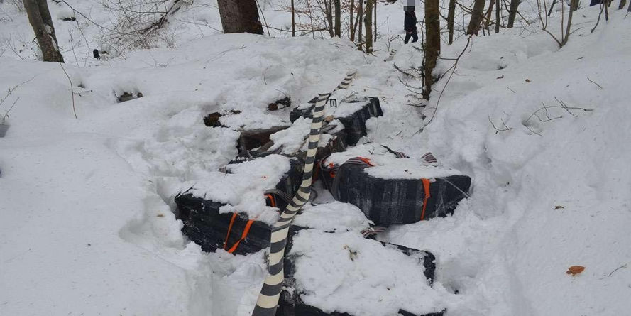 Suntem colete la frontiera fară gard/ La noi în pachete țigări bine ard