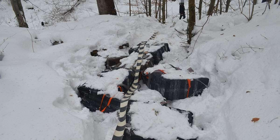 Suntem colete la frontiera fară gard/ La noi în pachete țigări bine ard