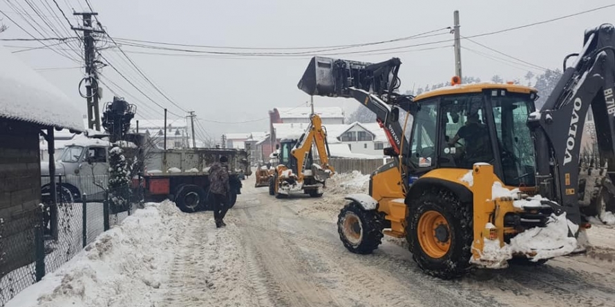 Mobilizare generală pentru eliberarea de zăpadă a străzilor din Borșa