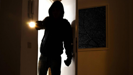 În miez de noapte s-a trezit în casă  și cu hoțul și cu polițiștii care l-au prins