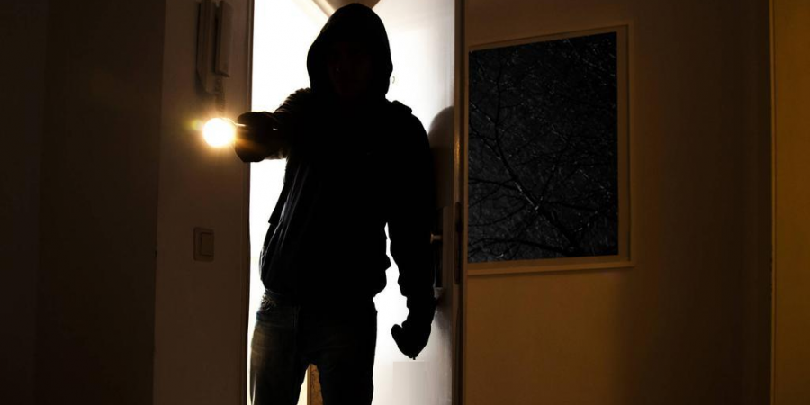 În miez de noapte s-a trezit în casă  și cu hoțul și cu polițiștii care l-au prins